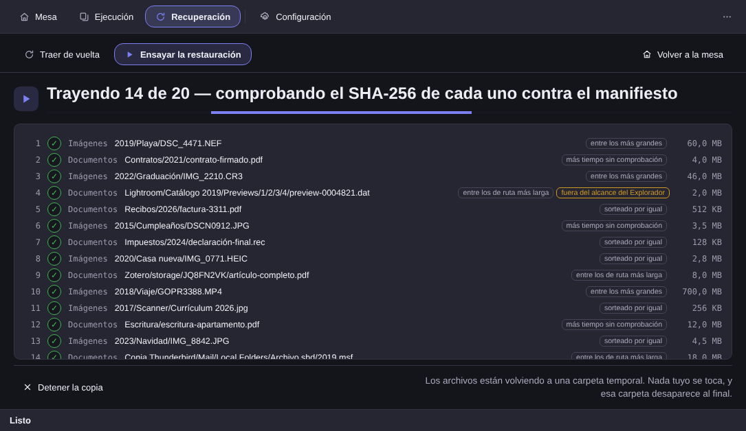 Ensayo de restauración de Elegant Vault: Trayendo 14 de 20, comprobando el SHA-256 de cada uno contra el manifiesto, con una línea por archivo, la marca verde, el motivo del sorteo y la etiqueta fuera del alcance del Explorador en una de las rutas