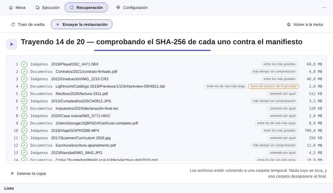 Ensayo de restauración de Elegant Vault: Trayendo 14 de 20, comprobando el SHA-256 de cada uno contra el manifiesto, con una línea por archivo, la marca verde, el motivo del sorteo y la etiqueta fuera del alcance del Explorador en una de las rutas