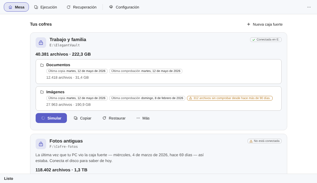 Mesa de Elegant Vault: la tarjeta de la caja fuerte Trabalho e família, conectada en E:, con 40.381 archivos y 222,3 GB, las carpetas protegidas con su última copia y su última comprobación, y el aviso en ámbar de 312 archivos sin comprobar desde hace más de 90 días