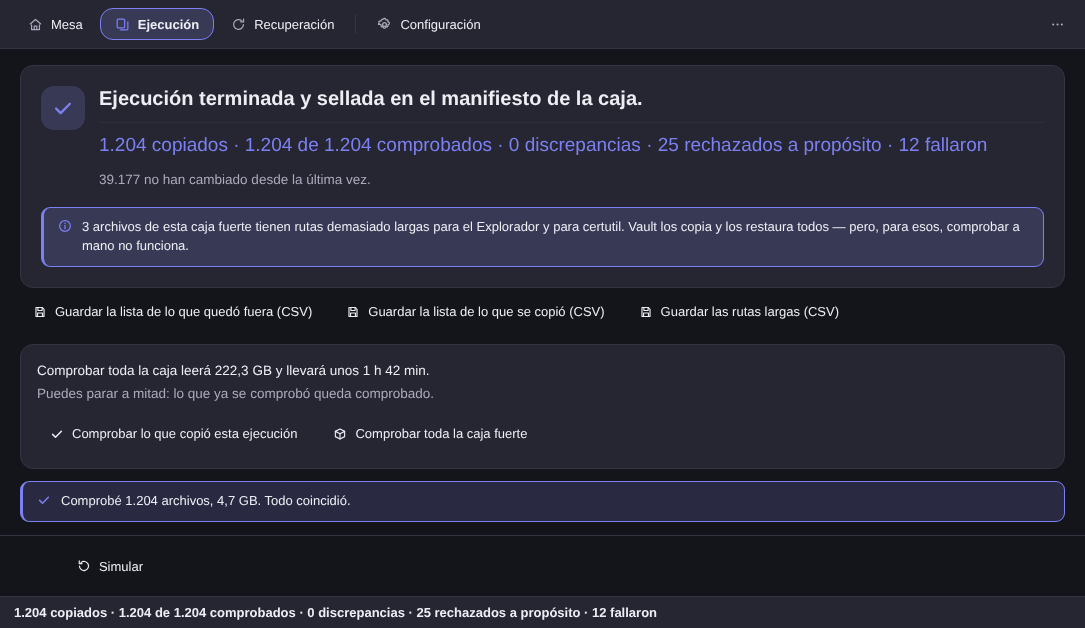 Pantalla de ejecución de Elegant Vault: el sello con los cinco recuentos en la misma línea, el aviso sobre tres archivos con rutas demasiado largas para certutil, los tres botones que guardan las listas en CSV, la tarjeta que estima 1 h 42 min para comprobar toda la caja fuerte y el resultado de la comprobación