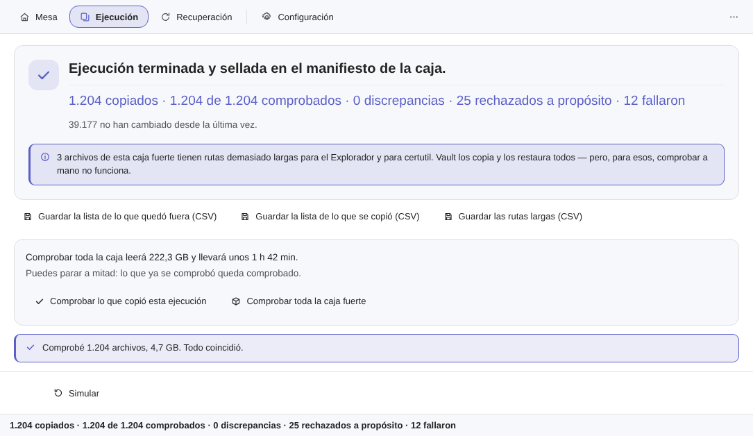 Pantalla de ejecución de Elegant Vault: el sello con los cinco recuentos en la misma línea, el aviso sobre tres archivos con rutas demasiado largas para certutil, los tres botones que guardan las listas en CSV, la tarjeta que estima 1 h 42 min para comprobar toda la caja fuerte y el resultado de la comprobación