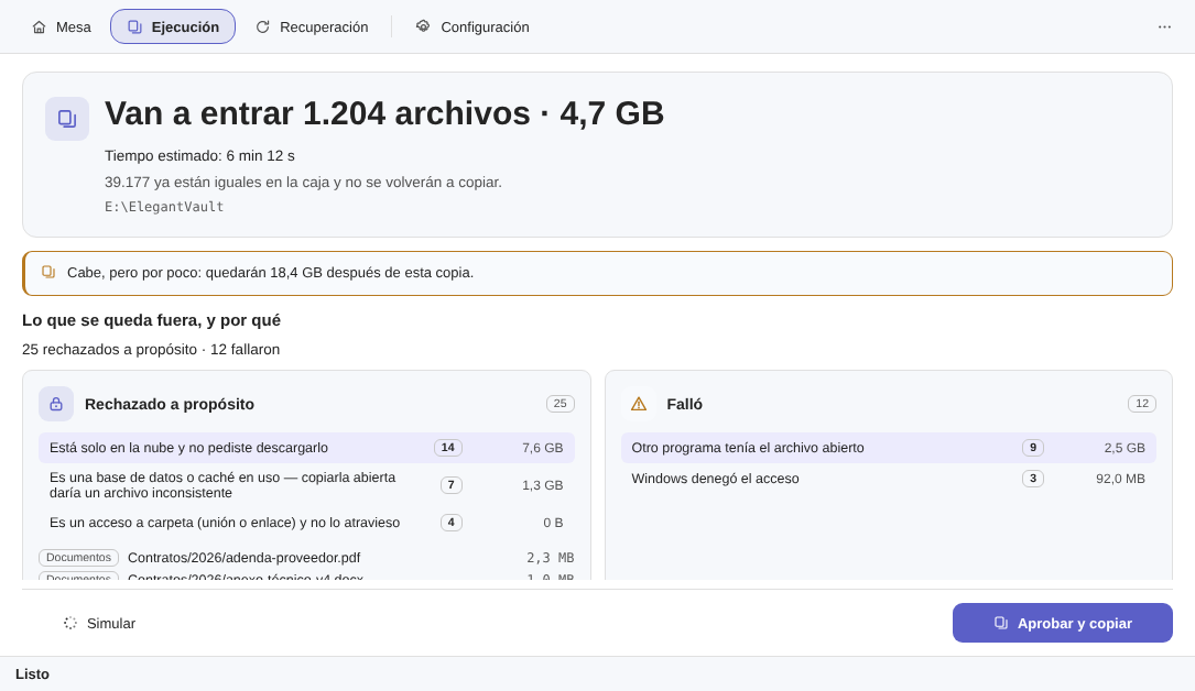 Simulación de Elegant Vault: Van a entrar 1.204 archivos y 4,7 GB, tiempo estimado de 6 min 12 s, el aviso en ámbar de que cabe pero por poco, y la sección Lo que se queda fuera y por qué con los dos cubos lado a lado — rechazado a propósito y falló — cada motivo con su recuento y sus bytes